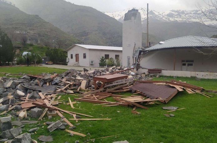 Şiddetli rüzgârın etkisiyle cami minaresi yıkıldı