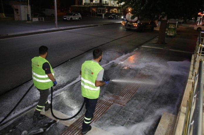 Aydın Aslan caddesinde gece temizliği