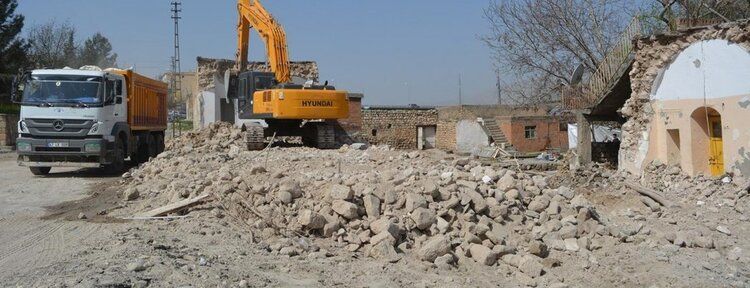 Hasankeyf'te hüzün dolu bakışlar arasında yıkım işlemi
