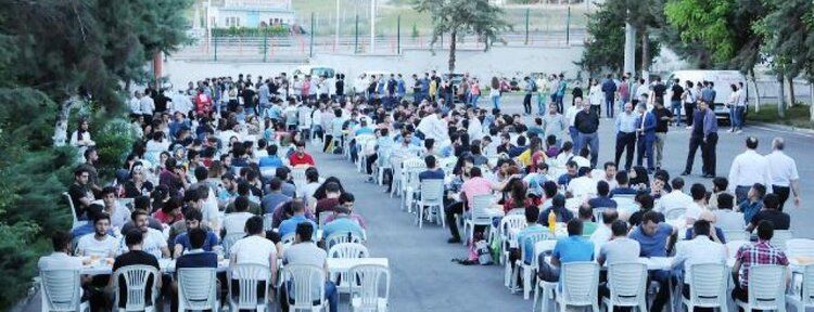 Batman Üniversitesi Rektörü Durmuş, öğrencilerle iftarda buluştu