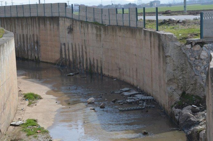 Hırsızlar derelerin bariyerlerine dadandı