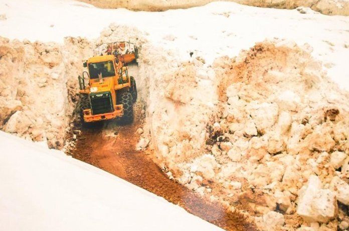 Çığ nedeniyle 3 gün ulaşıma kapanan yol açıldı