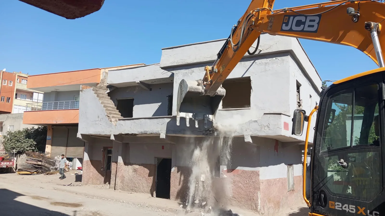 Batman’da bir haftada 6 metruk bina yıkıldı