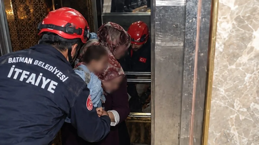 İTFAİYEDEN ASANSÖRDE MAHSUR KALANLARA HIZLI MÜDAHALE