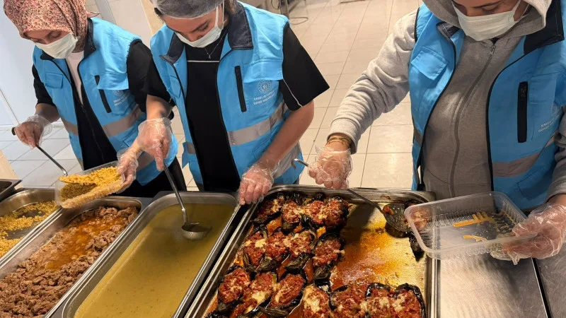 ÖĞRENCİLER YEMEKLERİNİ PAYLAŞIYOR