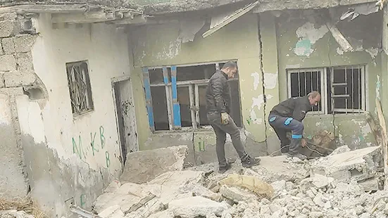 19 MAYIS MAHALLESİ’NDE İKİ METRUK YAPI YIKILDI